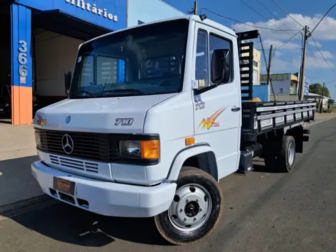 MB 710 Plus 4X2 Carroceria - (2011)