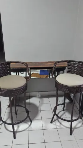 Aparador e banquetas