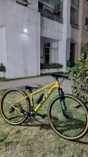 Bike GTI Roma Aro 29 Amarela com Pneus Kenda e Freio a Disco