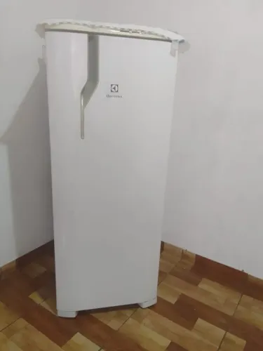 Geladeira Electrolux 240L