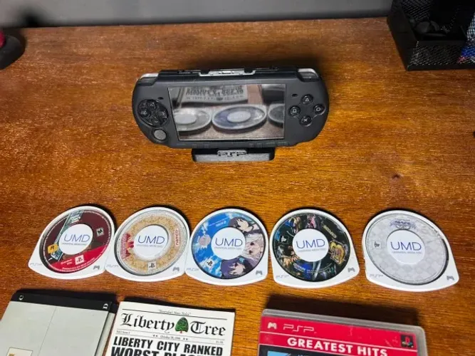 PSP 3000 + 5 Jogos - GTA Liberty City com Mapa, Monster Hunter, Kingdom Hearts