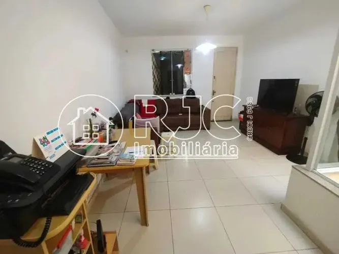 Casa de vila duplex com 4 quartos, 2 suítes e vaga em rua nobre do bairro.