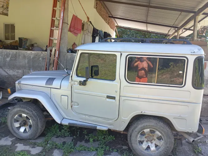 Toyota Band.Jipe Cap.de Aço Chas. Curto Diesel 1977
