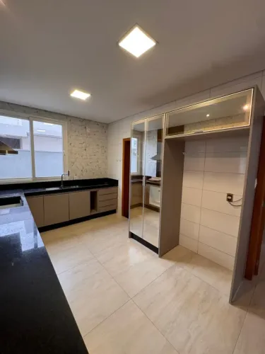 Casa em condomínio fechado com 4 suítes e armários planejados piscina bairro Jardim Imperi