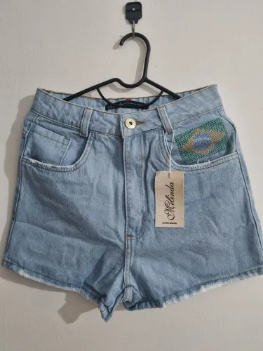 Shorts Jeans Claro com Bandeira do Brasil 38