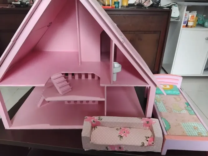 Casinha de boneca MDF Gigante Rosa 2 andares+cama com travesseiro + Sofá 