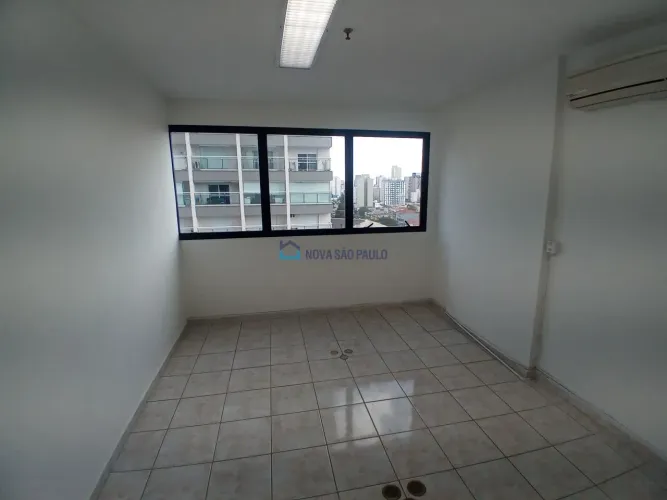 Sala comercial com 60m², 02 banheiros, 1 vaga. A 03 minutos a pé do metrô Praça da Árvore