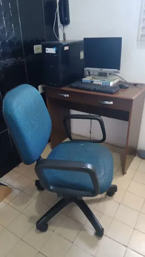 Mesa para computador com cadeira 