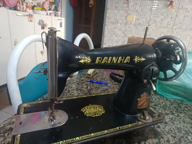 Máquina de costura Rainha, antiga para decoração  