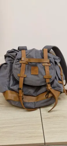 Mochila em couro e lona estilo vintage