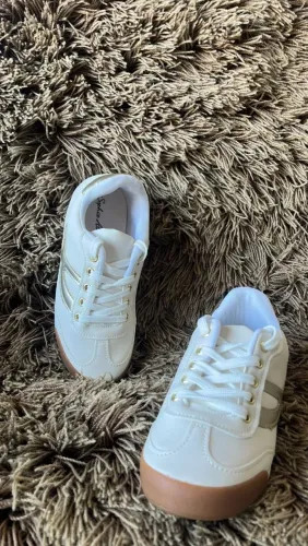 Tênis Casual Branco Detalhe Nude/Dourado - Modelo casual básico - Feminino.
