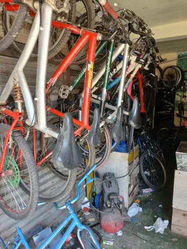 Oficina de bicicletas completa.