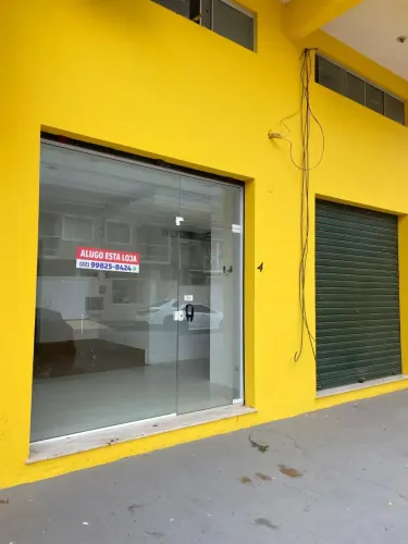 LOJA COM FACHADA DE VIDRO, LAVABOS, REBAIXO DE GESSO COM ILUMINAÇÃO