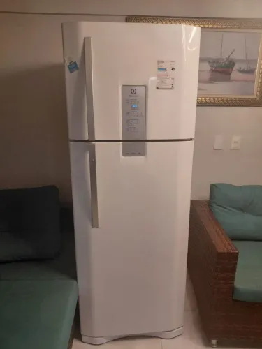 Vende se uma geladeira