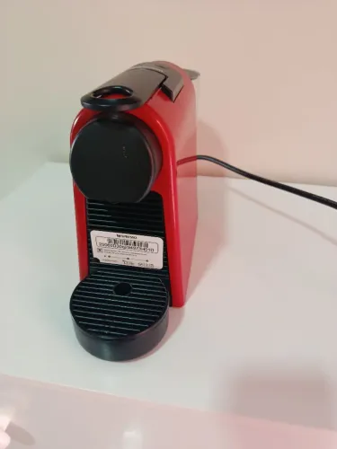 Cafeteira Nespresso Essenza Mini Vermelha