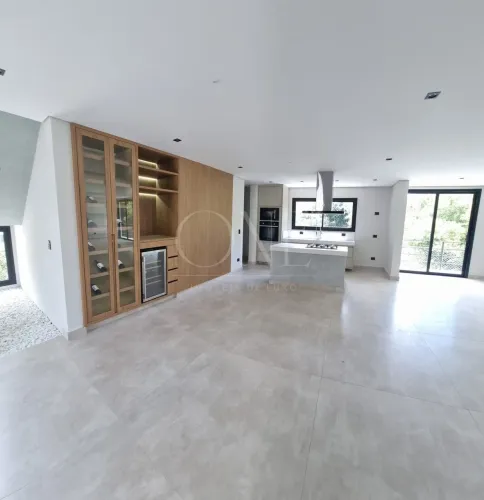 Casa de condomínio com 319m², 4 suítes na Granja Vianna