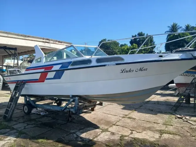 Vendo Casco de uma DM 26 Pés s/motor 
