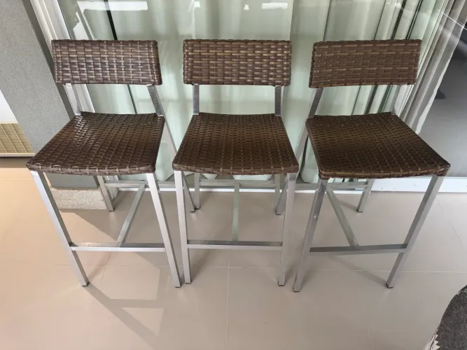 Banquetas de palha com estrutura em alumínio - leves, modernas e resistentes