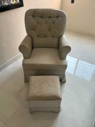 A poltrona de amamentação com balanço.
