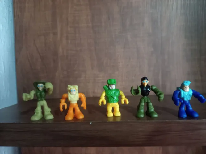 5 bonecos Kinder ovo miniaturas usados na condição das fotos