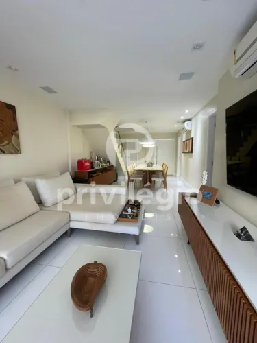 Casa em condomínio fechado com 4 suítes - PORTEIRA FECHADA
