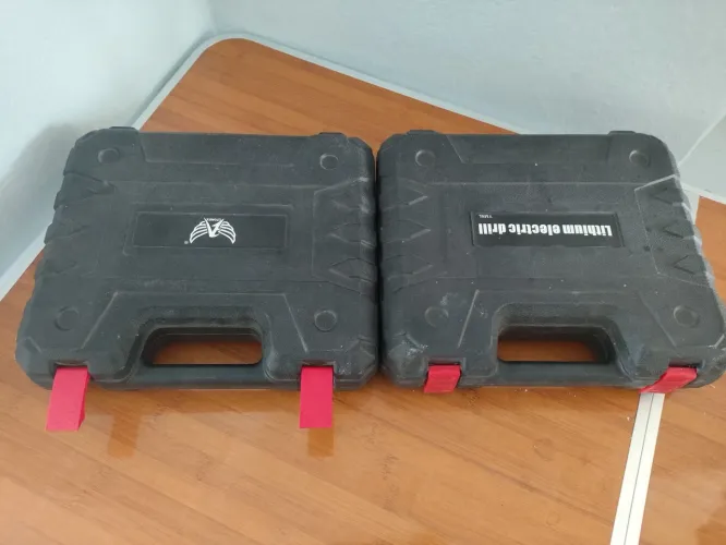 Vendo 2 maletas para parafusadeira com acessórios 