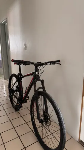 Bicicleta OXER Aro 29 Preta e Vermelha - Freio a Disco