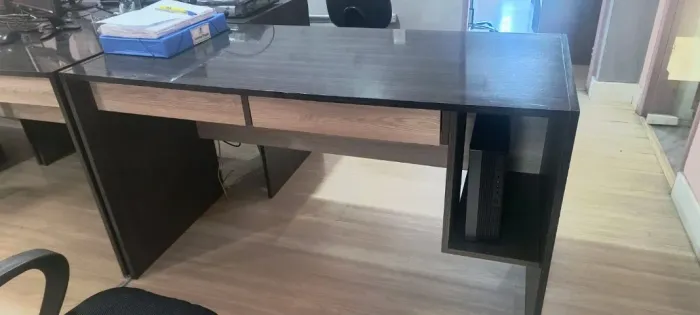 Mesa de escritório cinza