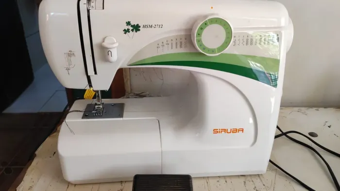 Máquina de costura reta, semi nova, em bom estado, pouco tempo de uso.