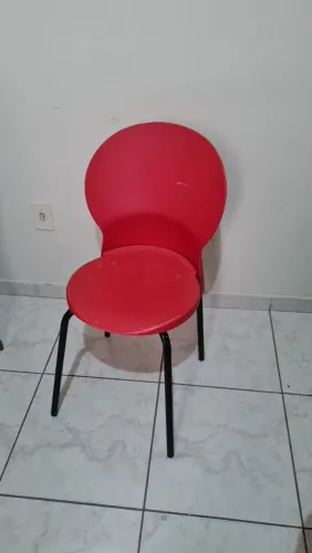 02 Cadeiras Plásticas com Pés de Metal 