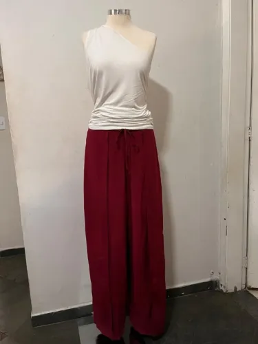 Calça vinho com detalhe transpassado