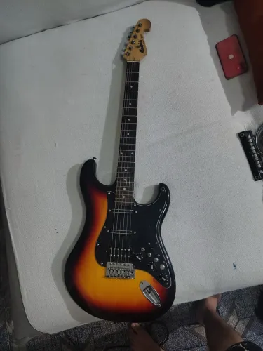 Vendo guitarra e pedaleira 