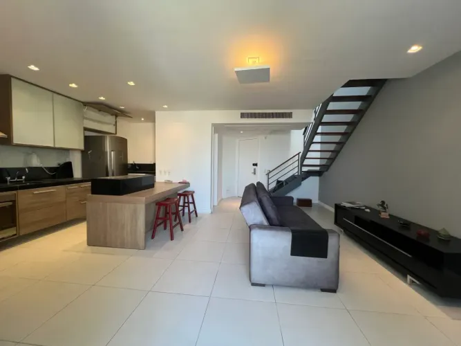 Vendo cobertura duplex com quarto e sala, Lúcio Costa - Barra da Tijuca