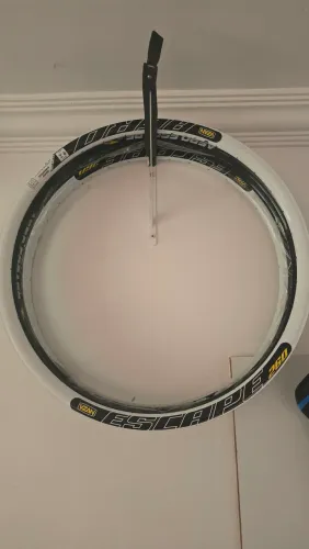 Par  Aros Escape 260 Aero Disc, 26x36f, Aro Branco Adesivo Preto 