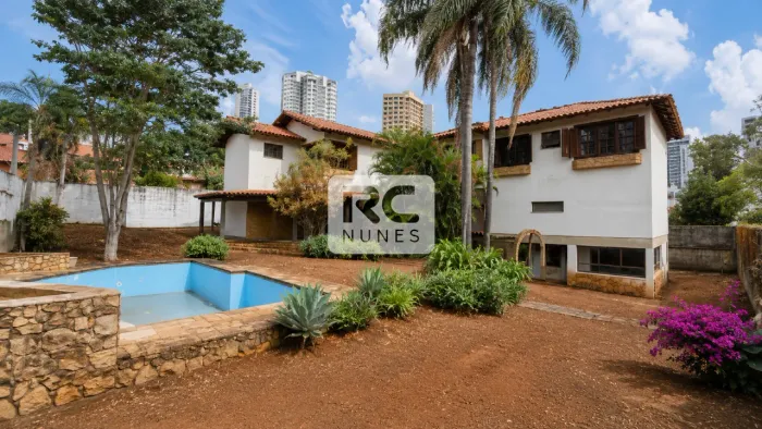 Casa com área de 630m², 05 quartos, 04 Suítes e 10 vagas no Bairro Belvedere - Belo Horizo