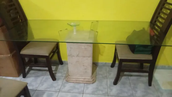 Mesa de tampo de vidro para 4 cadeira,e pé de mármore...