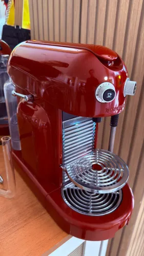 Cafeteira Nespresso Maestria vermelha