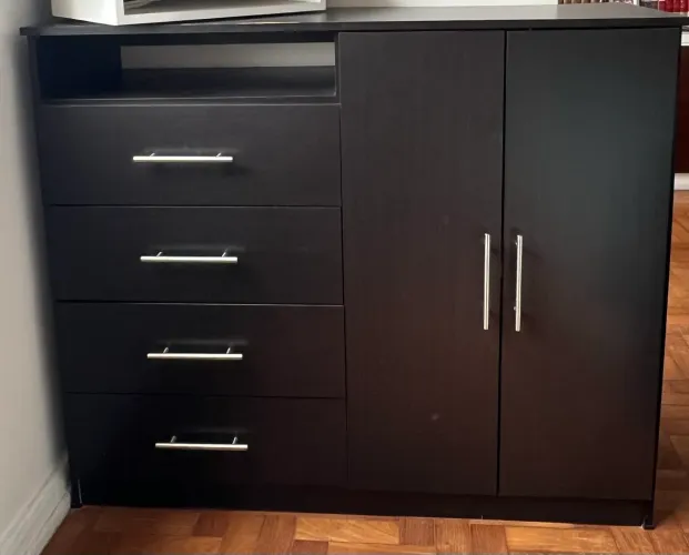 Cômoda preta com 4 gavetas e 2 gavetas