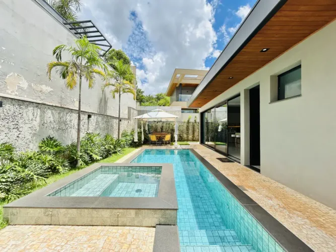 Casa térrea de 268m² com 04 suítes para locação e venda em condomínio - Alphaville Ribeirã