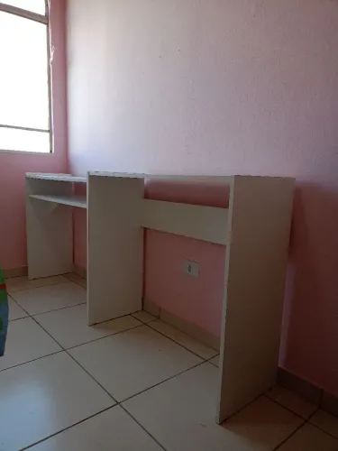 2 Estantes de MDF branco (R$80 maior e R$70 a menor))