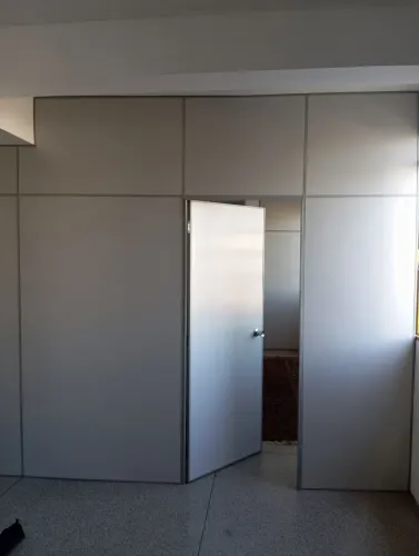 Divisória com porta 
