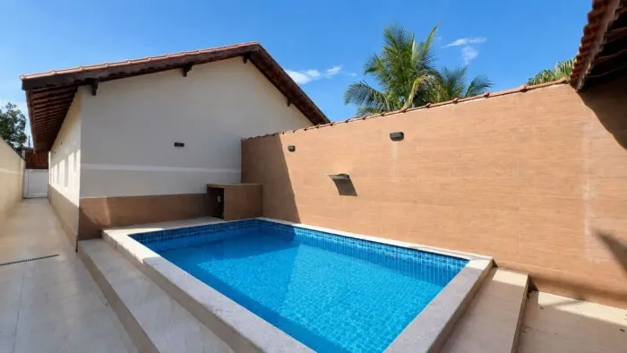 Casa térrea em Mongaguá Jardim Praia Grande | 3 Quartos | 1 Suíte | Piscina e Churrasquei