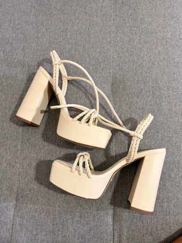Sandália Arezzo meia pata off-white