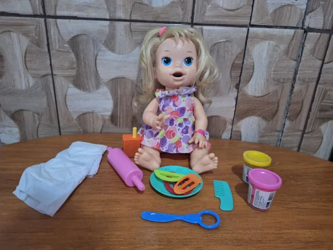 Boneca baby alive Sara comilona falando português.