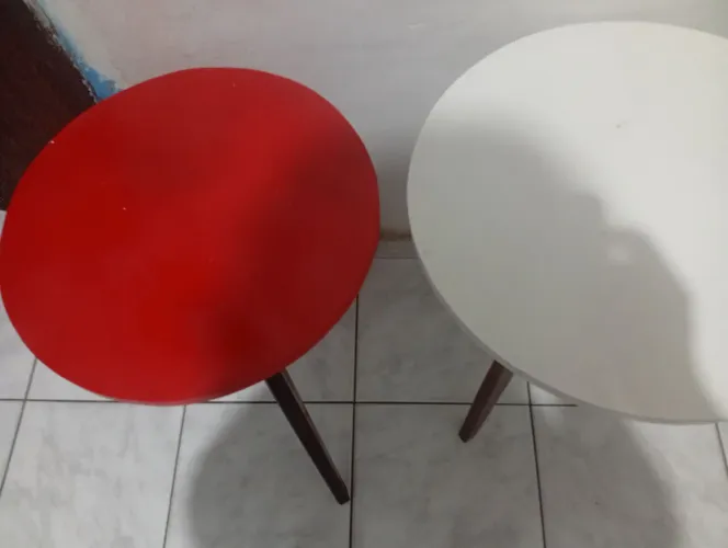 vendo duas mesinha de canto 130