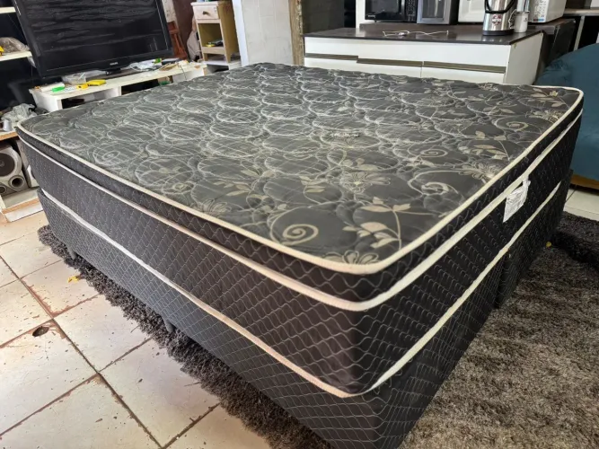 Cama Casal Usada Ótima (( entregamos)) tem marcas de uso - confortável
