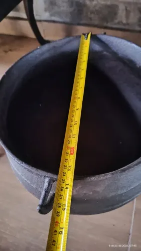 Caldeirao e panela de ferro antigos. Grande
