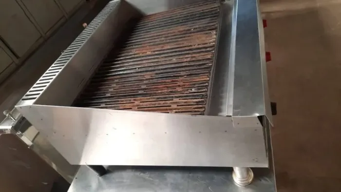 Char Broiler Profissional à Gás 0,75x0,70 cm 03 queimadores Croydon semi nova