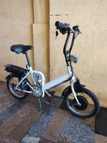 Bicicleta elétrica pequena dobrável