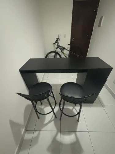 Bancada Gourmet / Mesa Alta de Bar Preta + 2 Banquetas Altas - Impecável